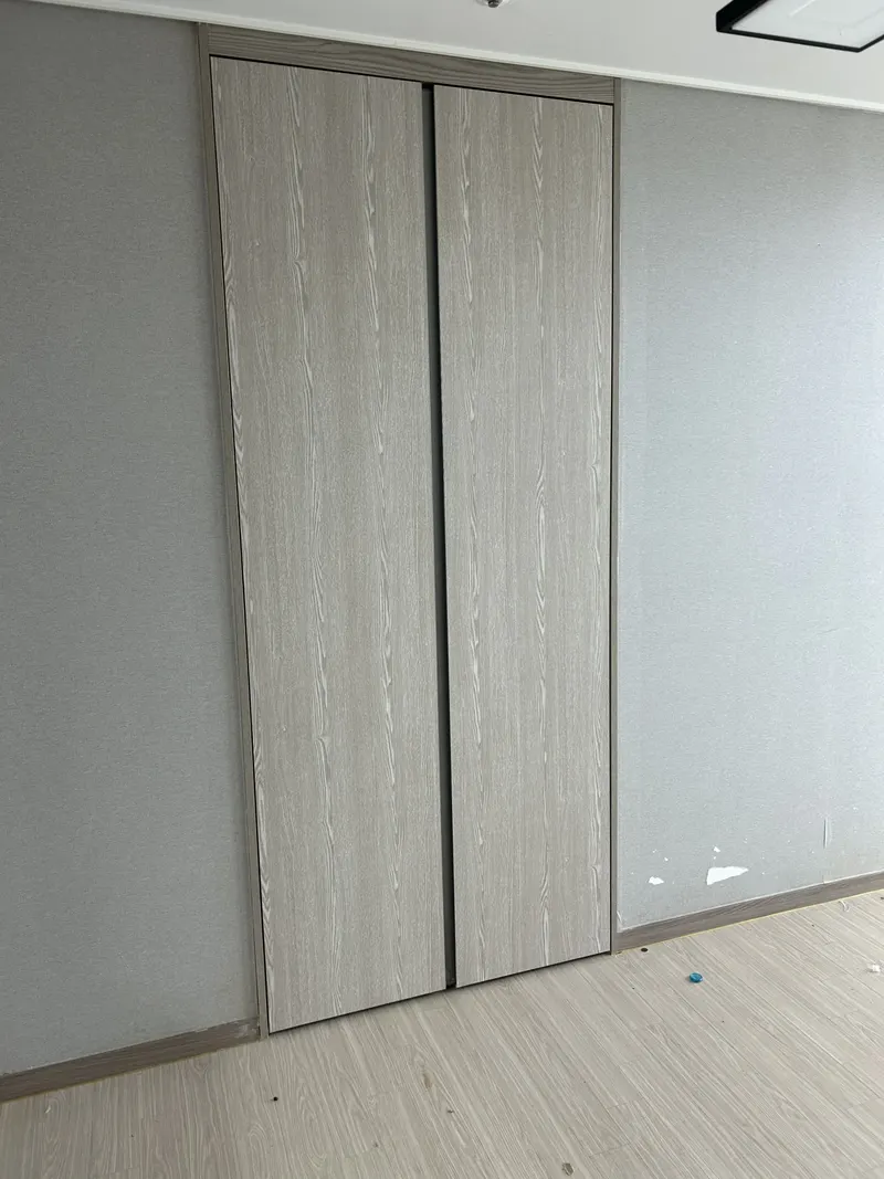 수납장문짝교체 관련 시공 사진 — 우드결 키큰장 문짝