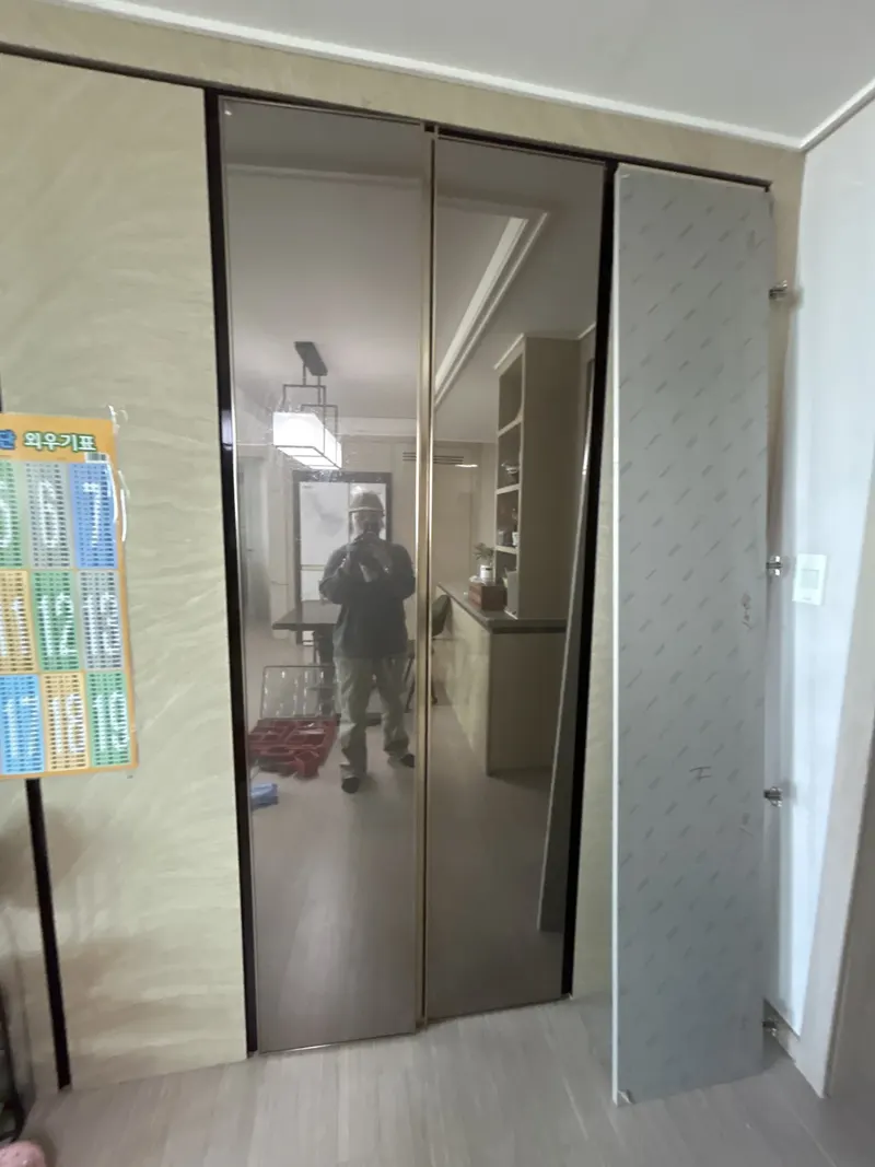 수납장문짝교체 시공 전 — 유리 수납 문 교체 전