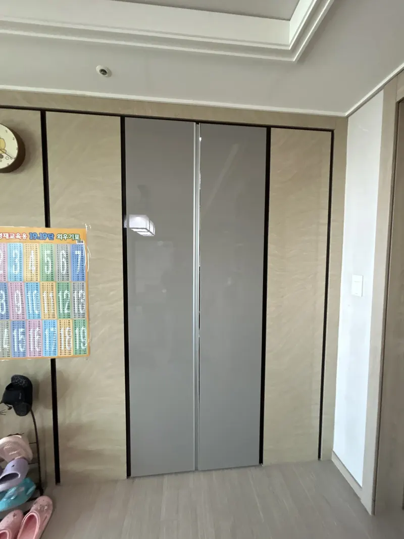 수납장문짝교체 시공 현장 — 회색 수납장 문짝 교체 후